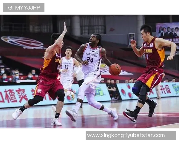 克拉克斯顿强势表现一攻一防完美配合助力球队稳住局势